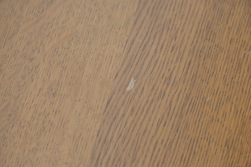 中古　カリモク家具(karimoku)　楢(ナラ)材　棚付きで使い勝手の良いセンターテーブル　(R-086280)