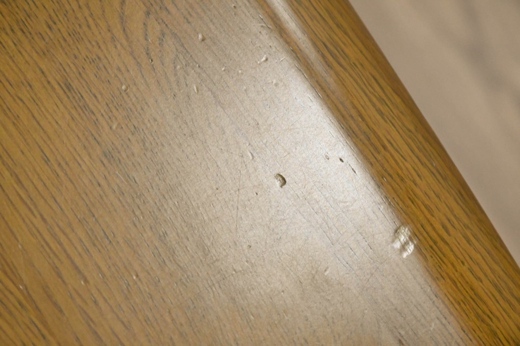 中古　カリモク家具(karimoku)　楢(ナラ)材　棚付きで使い勝手の良いセンターテーブル　(R-086280)