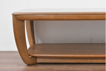 中古　カリモク家具(karimoku)　楢(ナラ)材　棚付きで使い勝手の良いセンターテーブル　(R-086280)