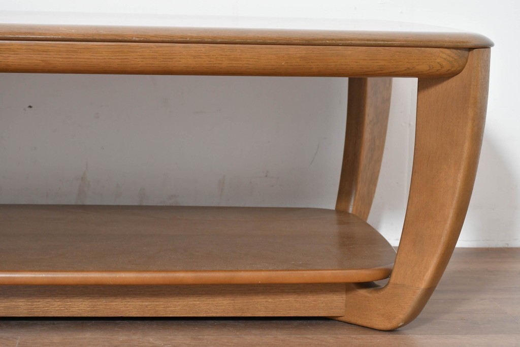 中古　カリモク家具(karimoku)　楢(ナラ)材　棚付きで使い勝手の良いセンターテーブル　(R-086280)