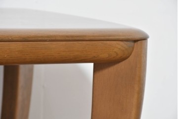 中古　カリモク家具(karimoku)　楢(ナラ)材　棚付きで使い勝手の良いセンターテーブル　(R-086280)