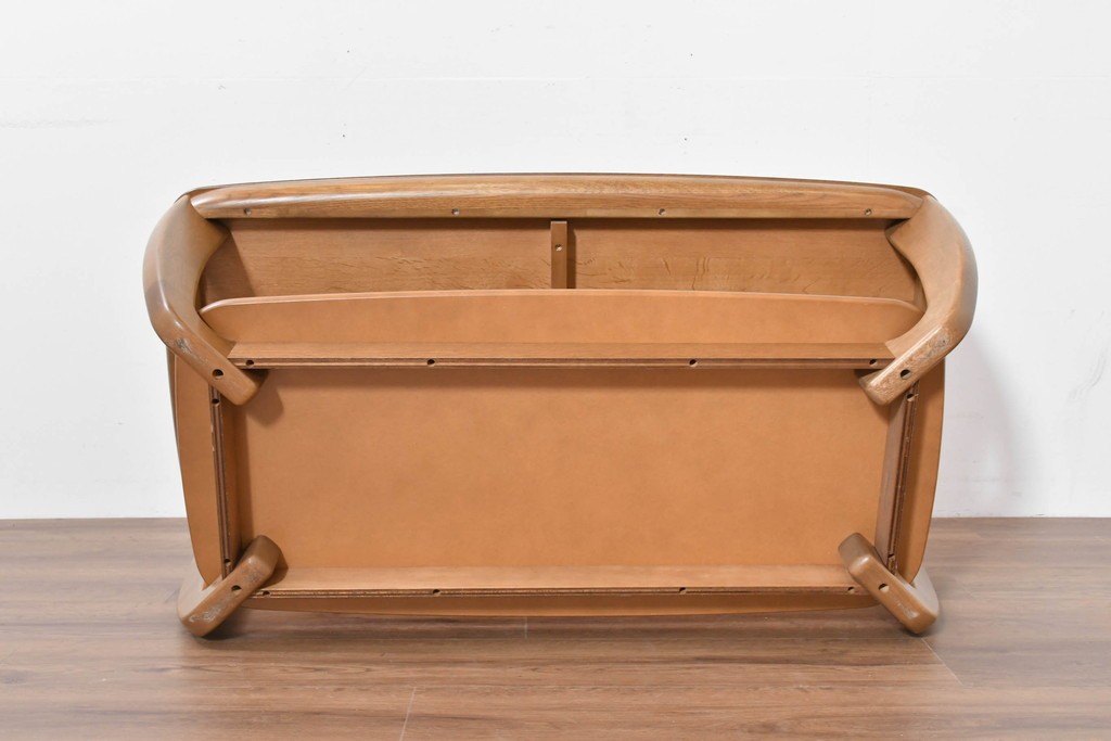 中古　カリモク家具(karimoku)　楢(ナラ)材　棚付きで使い勝手の良いセンターテーブル　(R-086280)