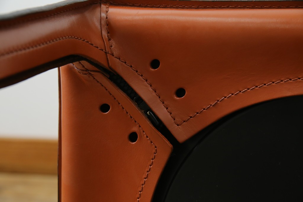 中古　Cassina(カッシーナ)　412 CAB(キャブ)　MARIO BELLINI(マリオ・ベリーニ)　端正なフォルムが魅力のアームレスチェア　現行定価約30万円相当　(R-086286)