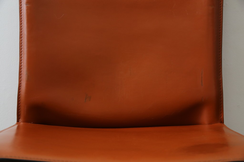 中古　Cassina(カッシーナ)　412 CAB(キャブ)　MARIO BELLINI(マリオ・ベリーニ)　端正なフォルムが魅力のアームレスチェア　現行定価約30万円相当　(R-086286)