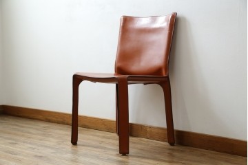 中古　Cassina(カッシーナ)　412 CAB(キャブ)　MARIO BELLINI(マリオ・ベリーニ)　端正なフォルムが魅力のアームレスチェア　現行定価約30万円相当　(R-086286)