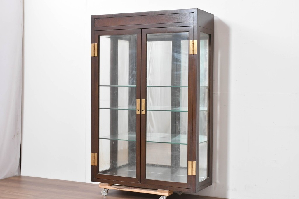 《台輪取り付け加工費込み》　中古　美品　カリモク家具(karimoku)　domani(ドマーニ)　Morganton(モーガントン)　ヒッコリーブラウンの照明付きガラスキャビネット　(R-086287)