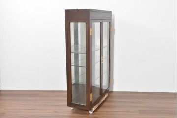 《台輪取り付け加工費込み》　中古　美品　カリモク家具(karimoku)　domani(ドマーニ)　Morganton(モーガントン)　ヒッコリーブラウンの照明付きガラスキャビネット　(R-086287)
