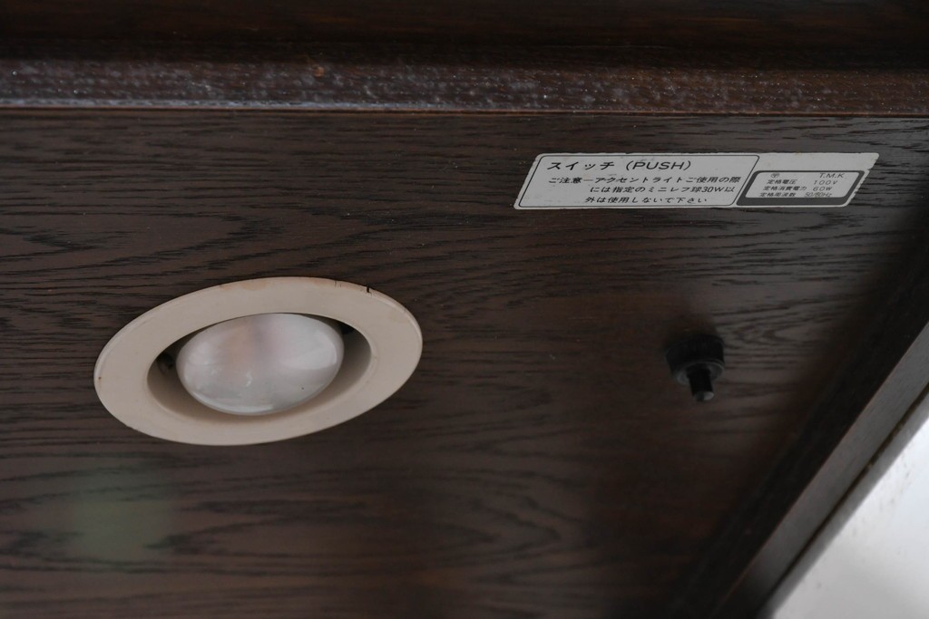 《台輪取り付け加工費込み》　中古　美品　カリモク家具(karimoku)　domani(ドマーニ)　Morganton(モーガントン)　ヒッコリーブラウンの照明付きガラスキャビネット　(R-086287)