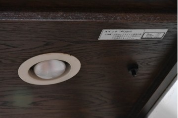 《台輪取り付け加工費込み》　中古　美品　カリモク家具(karimoku)　domani(ドマーニ)　Morganton(モーガントン)　ヒッコリーブラウンの照明付きガラスキャビネット　(R-086287)