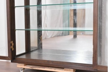 《台輪取り付け加工費込み》　中古　美品　カリモク家具(karimoku)　domani(ドマーニ)　Morganton(モーガントン)　ヒッコリーブラウンの照明付きガラスキャビネット　(R-086287)