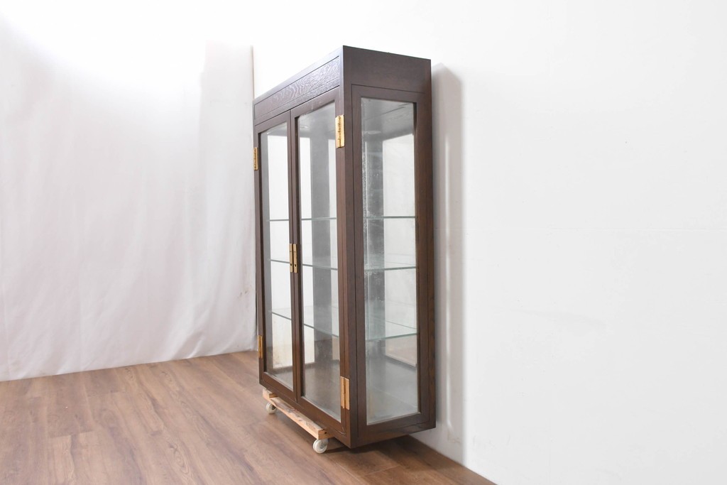 《台輪取り付け加工費込み》　中古　美品　カリモク家具(karimoku)　domani(ドマーニ)　Morganton(モーガントン)　ヒッコリーブラウンの照明付きガラスキャビネット　(R-086287)