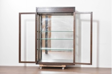 《台輪取り付け加工費込み》　中古　美品　カリモク家具(karimoku)　domani(ドマーニ)　Morganton(モーガントン)　ヒッコリーブラウンの照明付きガラスキャビネット　(R-086287)