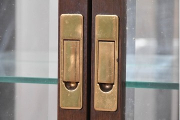 《台輪取り付け加工費込み》　中古　美品　カリモク家具(karimoku)　domani(ドマーニ)　Morganton(モーガントン)　ヒッコリーブラウンの照明付きガラスキャビネット　(R-086287)