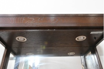 《台輪取り付け加工費込み》　中古　美品　カリモク家具(karimoku)　domani(ドマーニ)　Morganton(モーガントン)　ヒッコリーブラウンの照明付きガラスキャビネット　(R-086287)