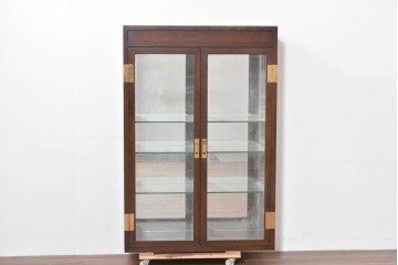 《台輪取り付け加工費込み》　中古　美品　カリモク家具(karimoku)　domani(ドマーニ)　Morganton(モーガントン)　ヒッコリーブラウンの照明付きガラスキャビネット　(R-086287)