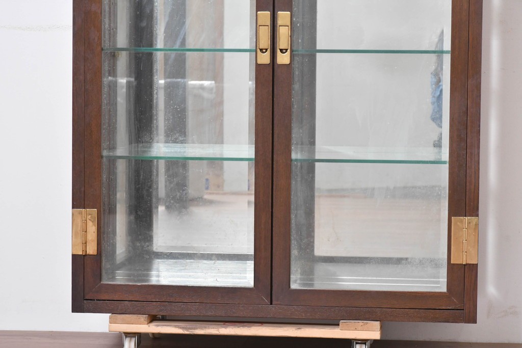 《台輪取り付け加工費込み》　中古　美品　カリモク家具(karimoku)　domani(ドマーニ)　Morganton(モーガントン)　ヒッコリーブラウンの照明付きガラスキャビネット　(R-086287)