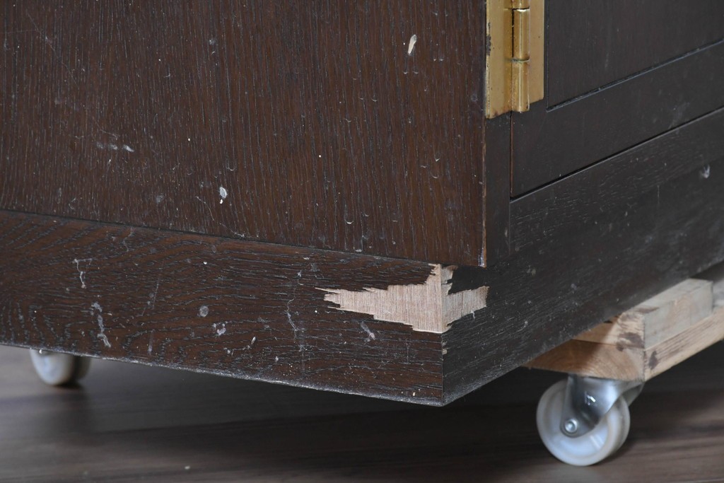 中古　美品　カリモク家具(karimoku)　domani(ドマーニ)　Morganton(モーガントン)　ヒッコリーブラウンにゴールドの金具が映えるキャビネット　(R-086288)