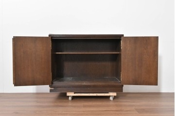 中古　美品　カリモク家具(karimoku)　domani(ドマーニ)　Morganton(モーガントン)　ヒッコリーブラウンにゴールドの金具が映えるキャビネット　(R-086288)