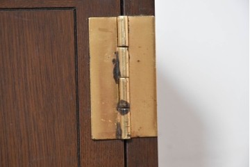 中古　美品　カリモク家具(karimoku)　domani(ドマーニ)　Morganton(モーガントン)　ヒッコリーブラウンにゴールドの金具が映えるキャビネット　(R-086288)