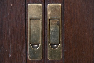 中古　美品　カリモク家具(karimoku)　domani(ドマーニ)　Morganton(モーガントン)　ヒッコリーブラウンにゴールドの金具が映えるキャビネット　(R-086288)