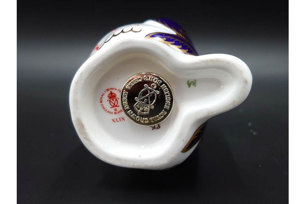 イギリス　ROYAL CROWN DERBY(ロイヤルクラウンダービー)　絶妙な色の濃淡が美しいペンギンと羊のペーパーウェイト2点セット　 (R-086289)