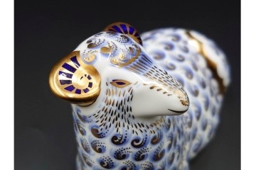 イギリス　ROYAL CROWN DERBY(ロイヤルクラウンダービー)　絶妙な色の濃淡が美しいペンギンと羊のペーパーウェイト2点セット　 (R-086289)