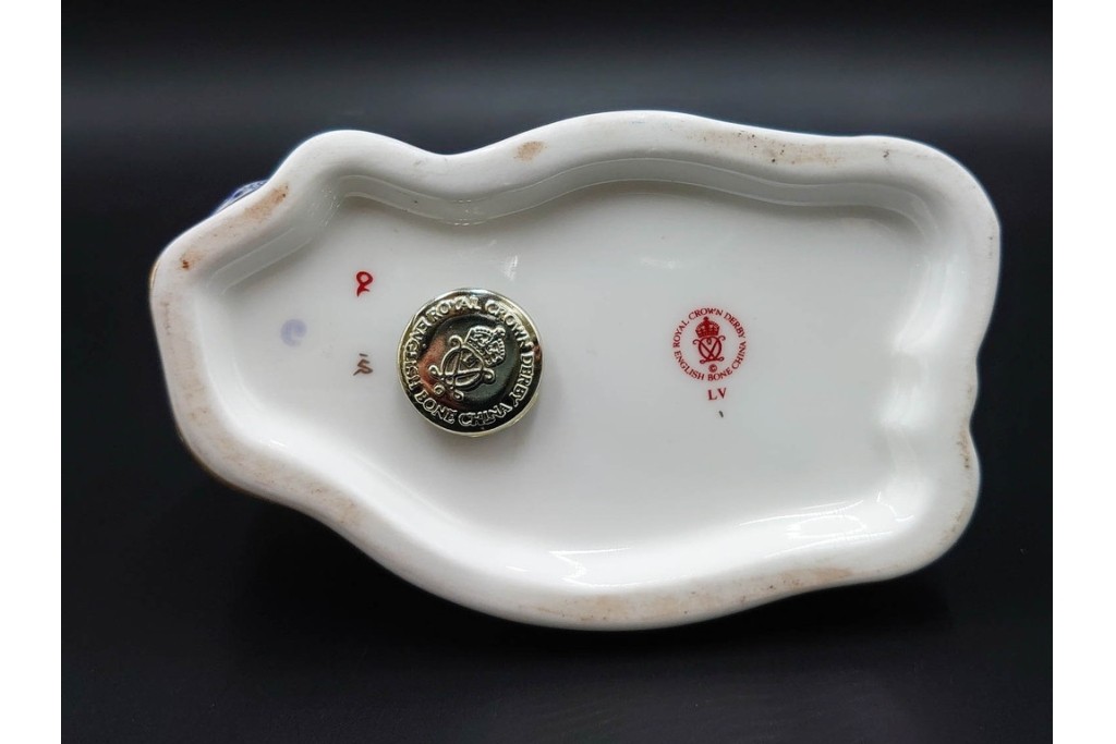 イギリス　ROYAL CROWN DERBY(ロイヤルクラウンダービー)　絶妙な色の濃淡が美しいペンギンと羊のペーパーウェイト2点セット　 (R-086289)