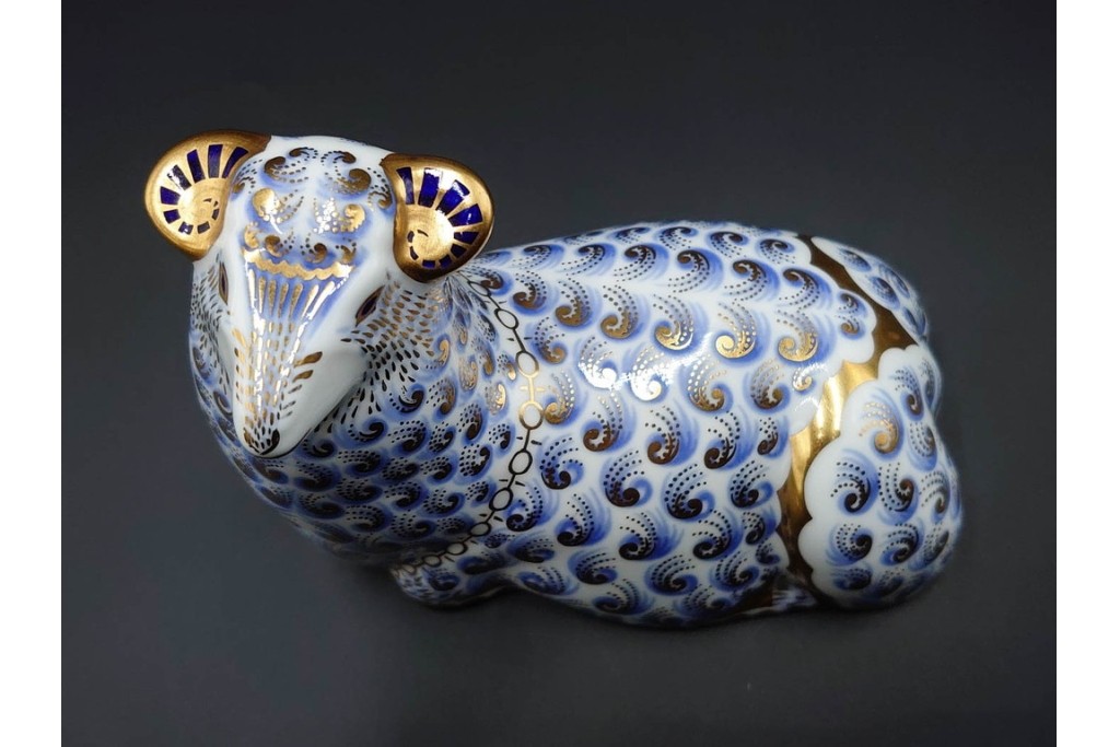 イギリス　ROYAL CROWN DERBY(ロイヤルクラウンダービー)　絶妙な色の濃淡が美しいペンギンと羊のペーパーウェイト2点セット　 (R-086289)