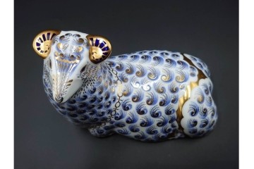 イギリス　ROYAL CROWN DERBY(ロイヤルクラウンダービー)　絶妙な色の濃淡が美しいペンギンと羊のペーパーウェイト2点セット　 (R-086289)