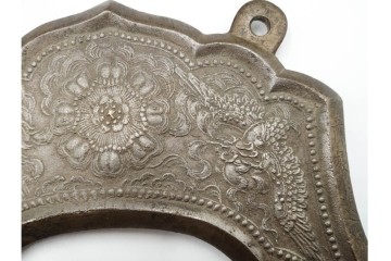 彦根 蓮成寺　井伊直弼の家臣(中村仁平・北川善八・前田藤七)奉納　鳳凰図が見事な磬　(R-086290)　