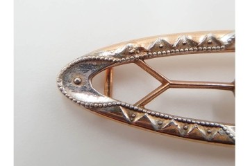 K18(18金)　真珠(パール)の装飾が上品な帯留　(R-086302)