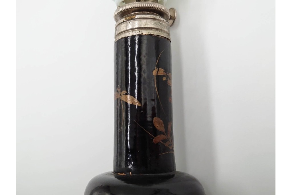 戦前　当時物　乳白ガラス　黒漆台に蒔絵の意匠が味わい深い豆ランプ　(R-086305)