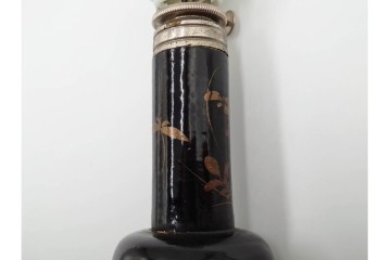 戦前　当時物　乳白ガラス　黒漆台に蒔絵の意匠が味わい深い豆ランプ　(R-086305)