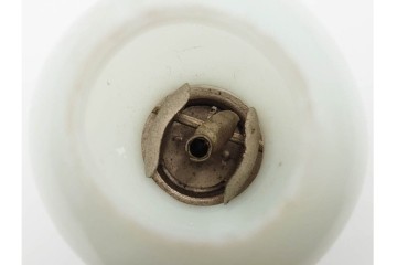 戦前　当時物　乳白ガラス　黒漆台に蒔絵の意匠が味わい深い豆ランプ　(R-086305)