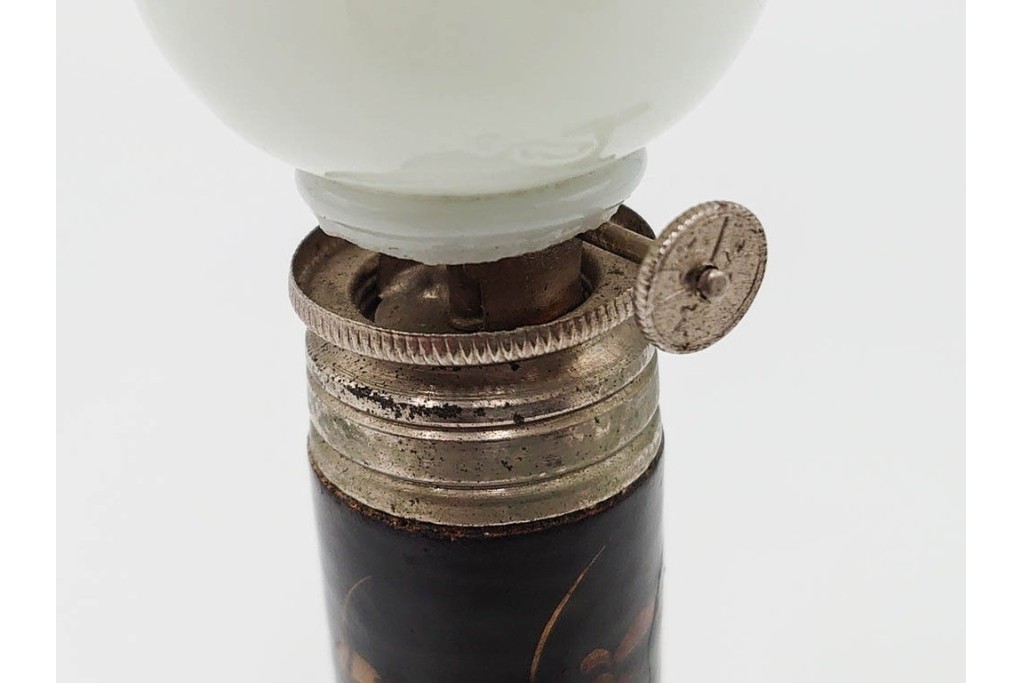 戦前　当時物　乳白ガラス　黒漆台に蒔絵の意匠が味わい深い豆ランプ　(R-086305)