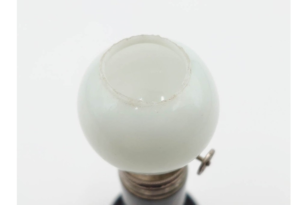 戦前　当時物　乳白ガラス　黒漆台に蒔絵の意匠が味わい深い豆ランプ　(R-086305)