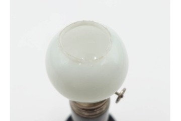 戦前　当時物　乳白ガラス　黒漆台に蒔絵の意匠が味わい深い豆ランプ　(R-086305)