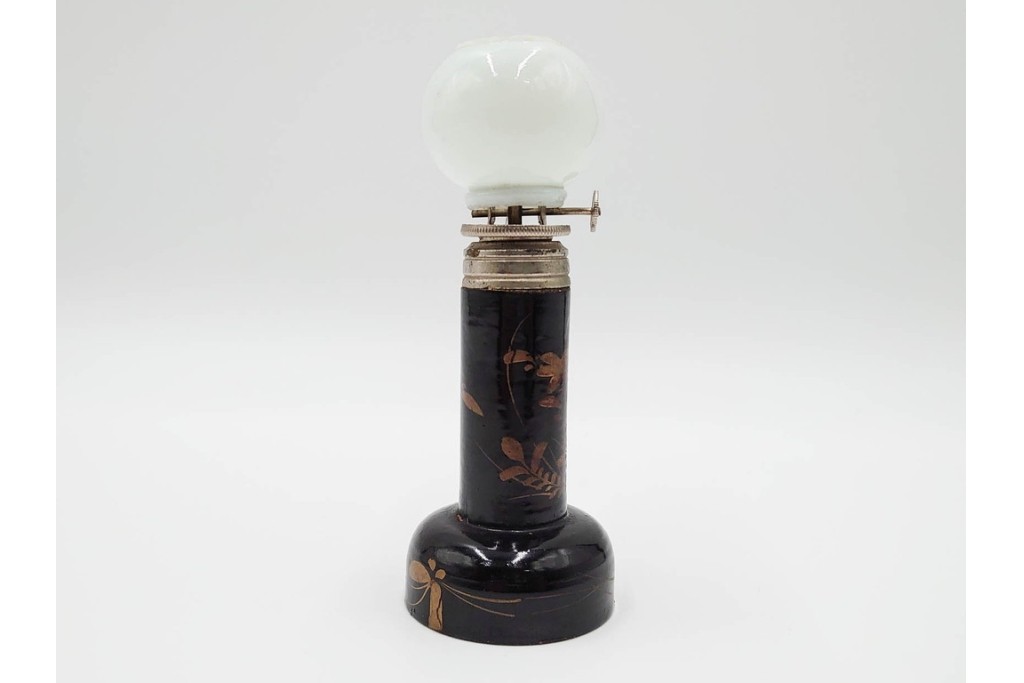 戦前　当時物　乳白ガラス　黒漆台に蒔絵の意匠が味わい深い豆ランプ　(R-086305)