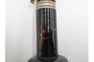 戦前　当時物　乳白ガラス　黒漆台に蒔絵の意匠が味わい深い豆ランプ　(R-086305)