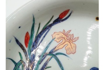 江戸期　古伊万里　染錦　菖蒲・梅模様の意匠が華やかな中皿　(R-086306)