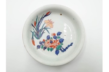 江戸期　古伊万里　染錦　菖蒲・梅模様の意匠が華やかな中皿　(R-086306)