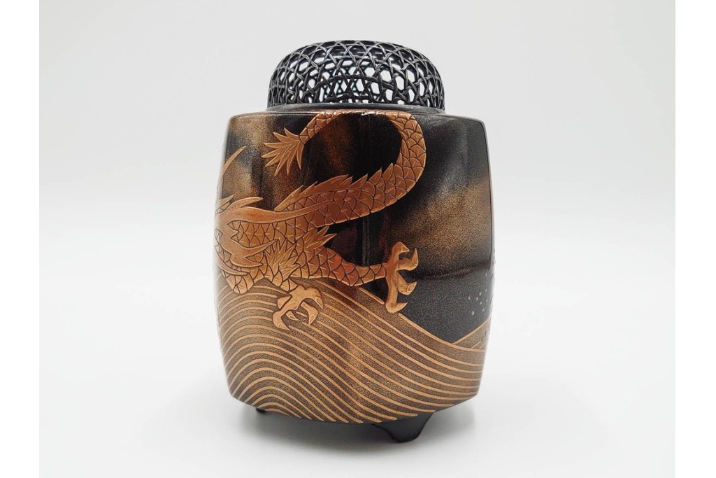 片山雅博　加賀蒔絵　梨地に螺鈿細工と金彩が見事な蒔絵瑞龍香炉　共箱付き　(R-086308)