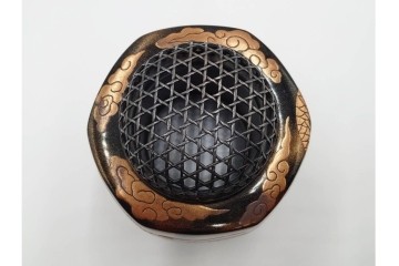 片山雅博　加賀蒔絵　梨地に螺鈿細工と金彩が見事な蒔絵瑞龍香炉　共箱付き　(R-086308)