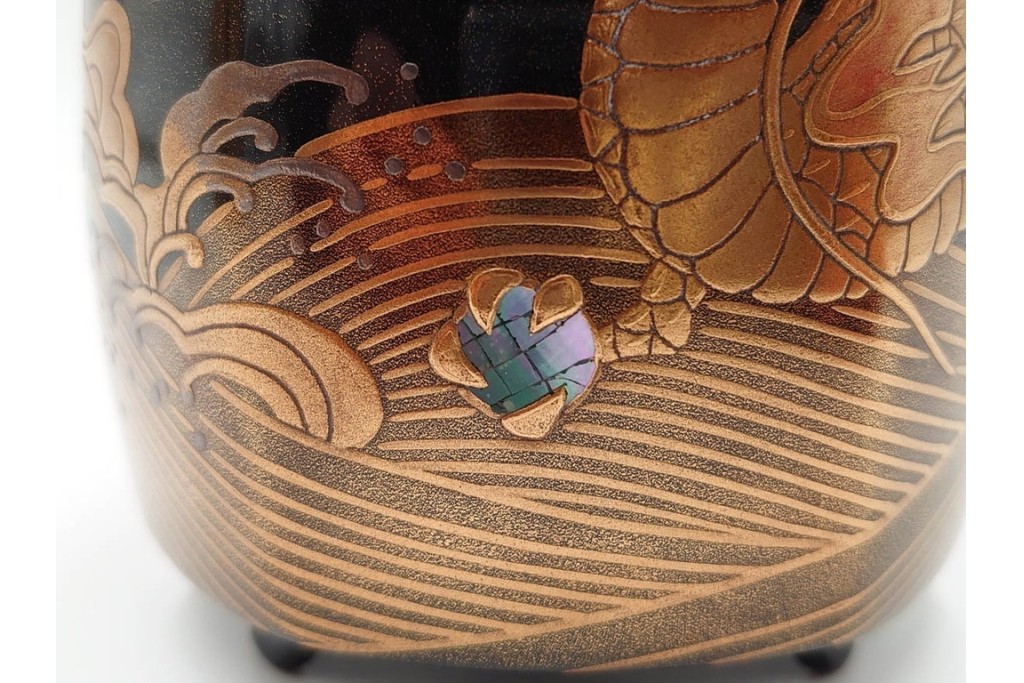 片山雅博　加賀蒔絵　梨地に螺鈿細工と金彩が見事な蒔絵瑞龍香炉　共箱付き　(R-086308)