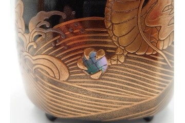 片山雅博　加賀蒔絵　梨地に螺鈿細工と金彩が見事な蒔絵瑞龍香炉　共箱付き　(R-086308)