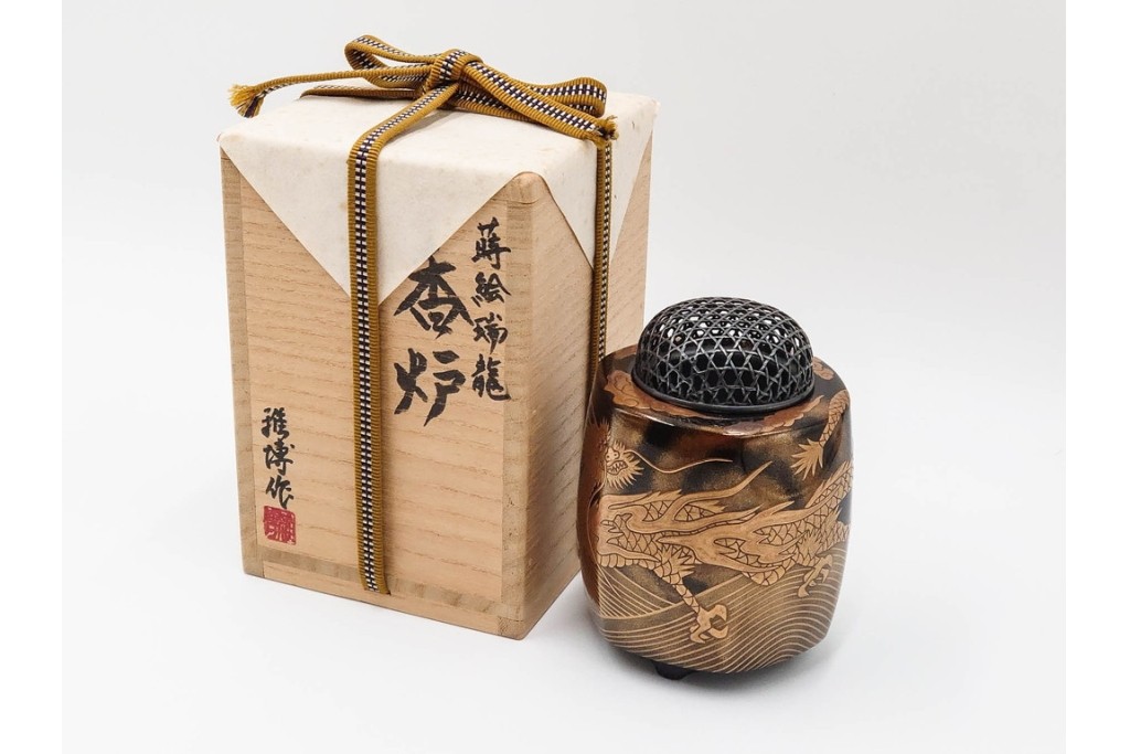 片山雅博　加賀蒔絵　梨地に螺鈿細工と金彩が見事な蒔絵瑞龍香炉　共箱付き　(R-086308)