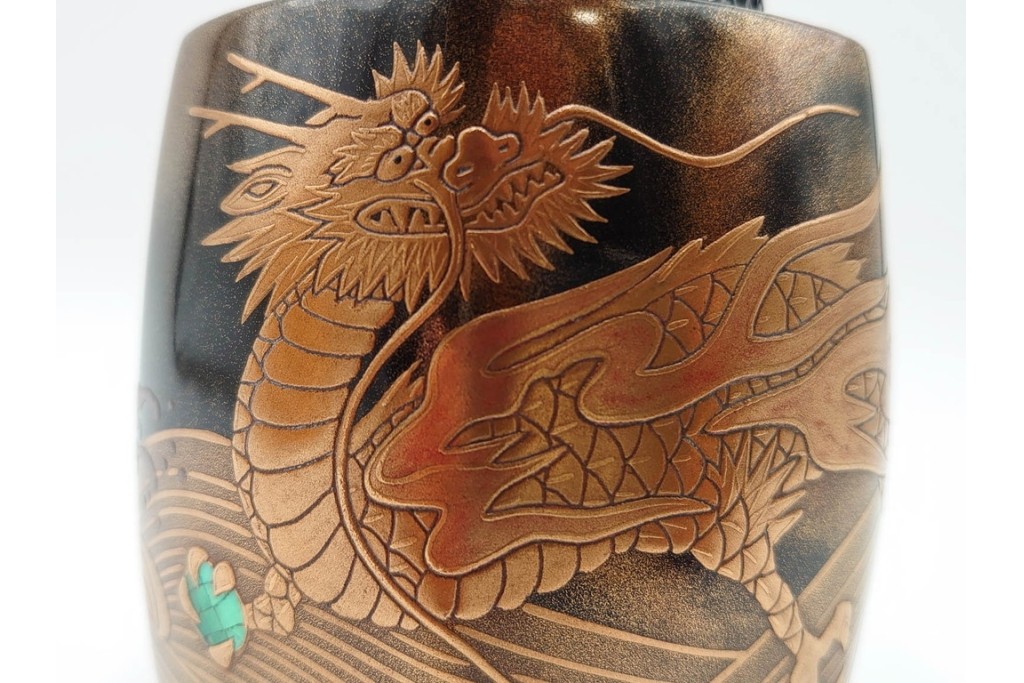 片山雅博　加賀蒔絵　梨地に螺鈿細工と金彩が見事な蒔絵瑞龍香炉　共箱付き　(R-086308)