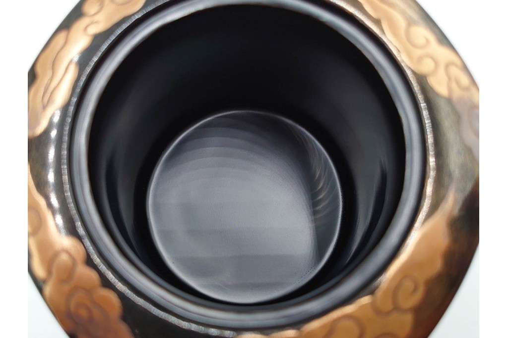 片山雅博　加賀蒔絵　梨地に螺鈿細工と金彩が見事な蒔絵瑞龍香炉　共箱付き　(R-086308)