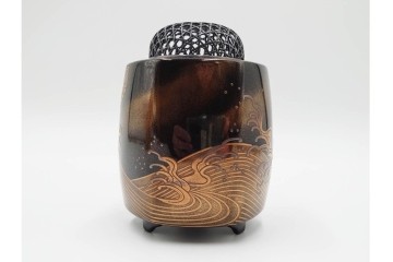 片山雅博　加賀蒔絵　梨地に螺鈿細工と金彩が見事な蒔絵瑞龍香炉　共箱付き　(R-086308)