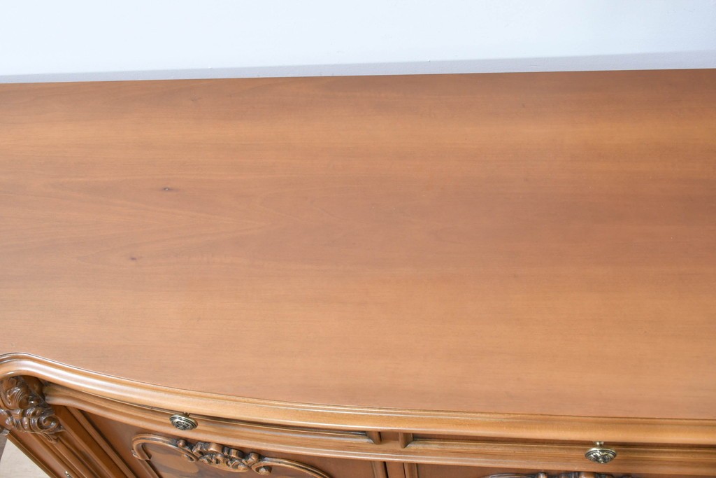 中古　イタリア製　美品　美しい彫刻装飾とマーケットリーが施された特大サイズ(幅2.5メートル)のサイドボード　定価約175万円　(R-086312)